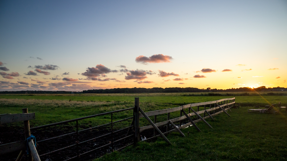 Zonsondergang pipowagen in voorschoten