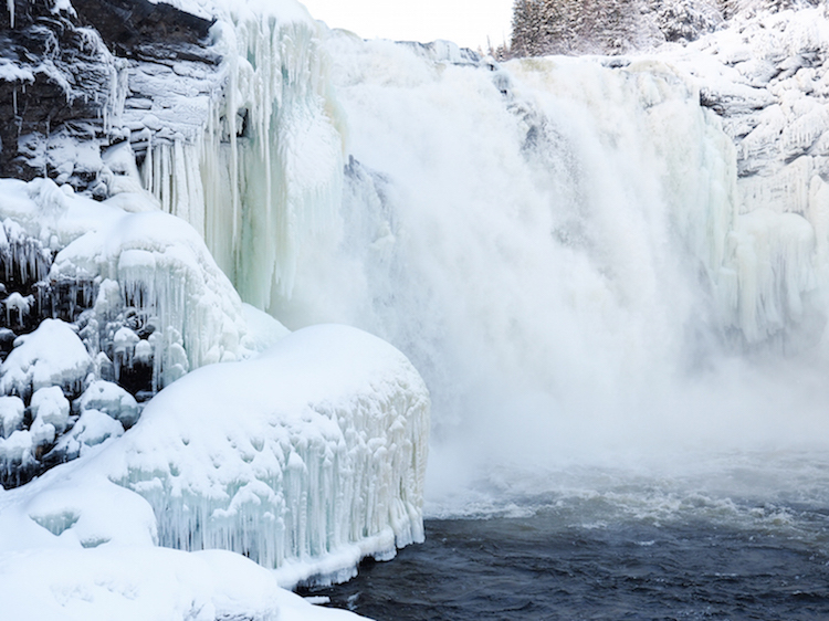 activiteiten-lapland-bevroren-waterval