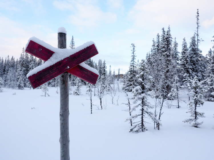 activiteiten lapland langlaufen bordje weg