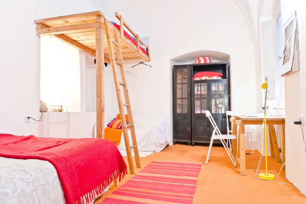 airbnb praag oranje