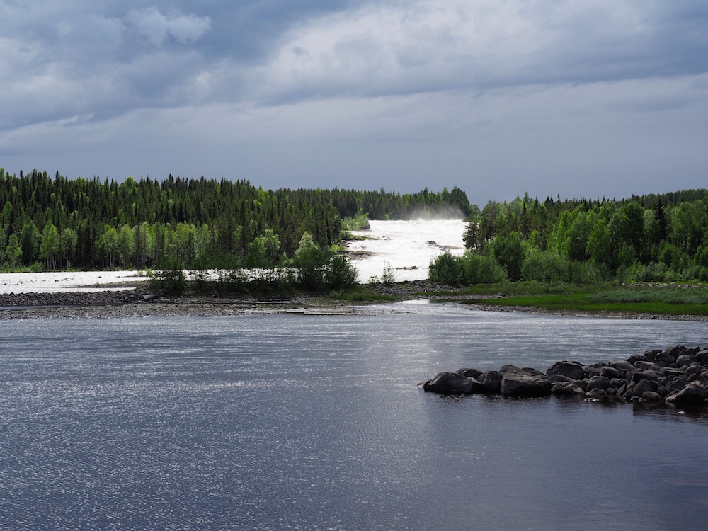 autovakantie lapland waterval onderweg