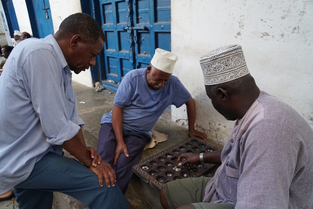 backpacken zanzibar spel op straat