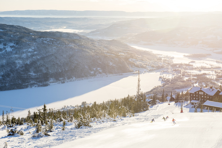 bevroren meer Norefjell noorwegen wintersport