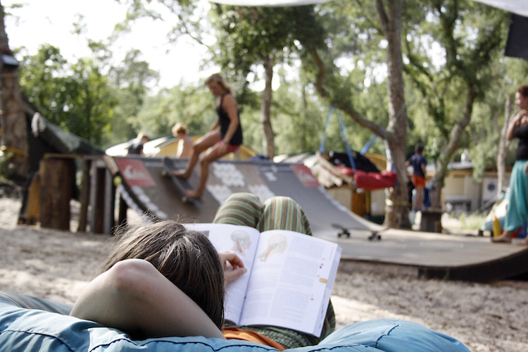 boek lezen surfcamps moliets frankrijk