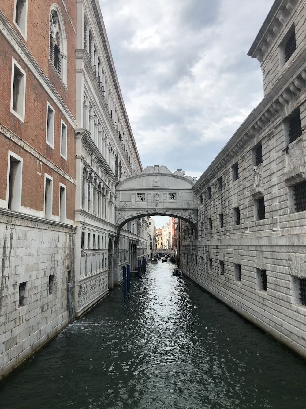 bruggen en kanalen in Venetië