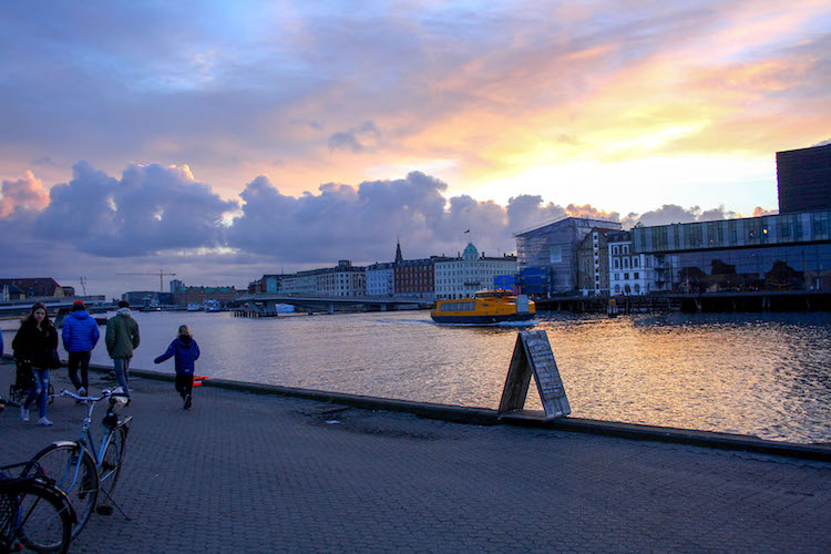 doen in kopenhagen in de winter wandelen langs water