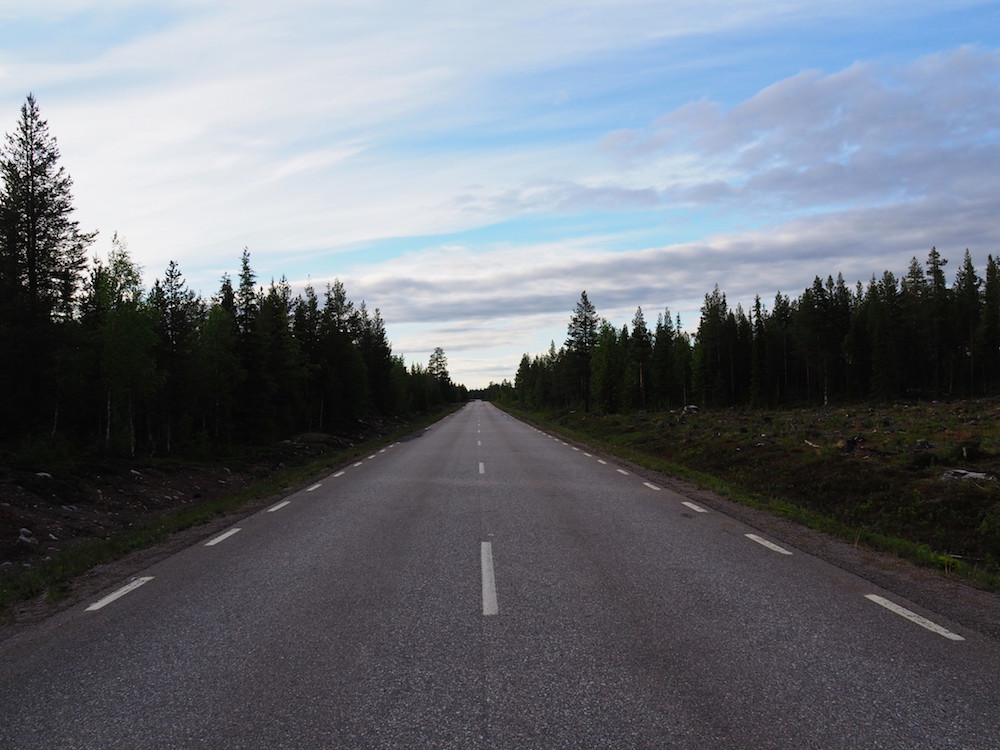 eindeloze weg lapland autovakantie