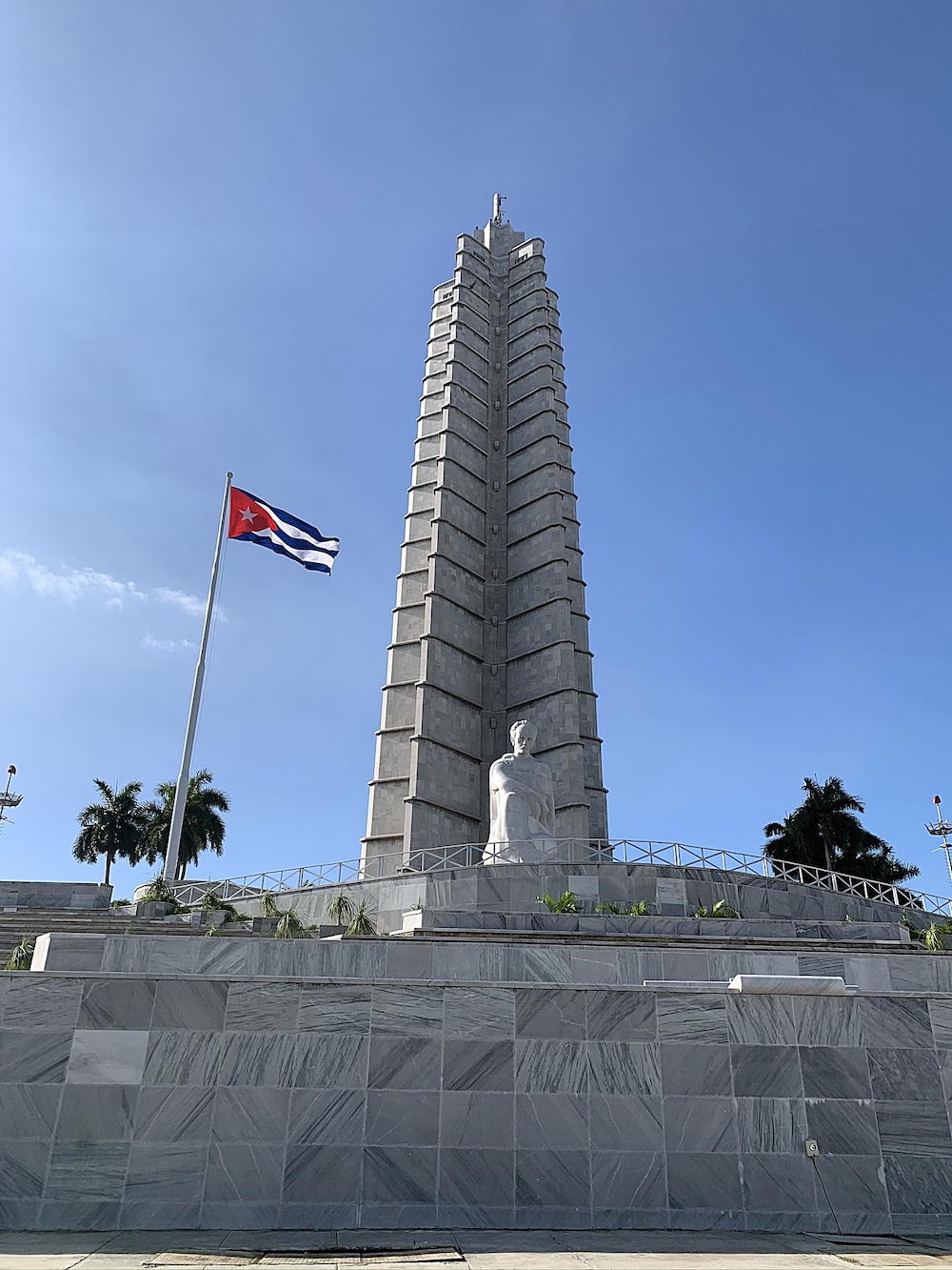 fietsen in havana bezienswaardigheden plaza revolucion