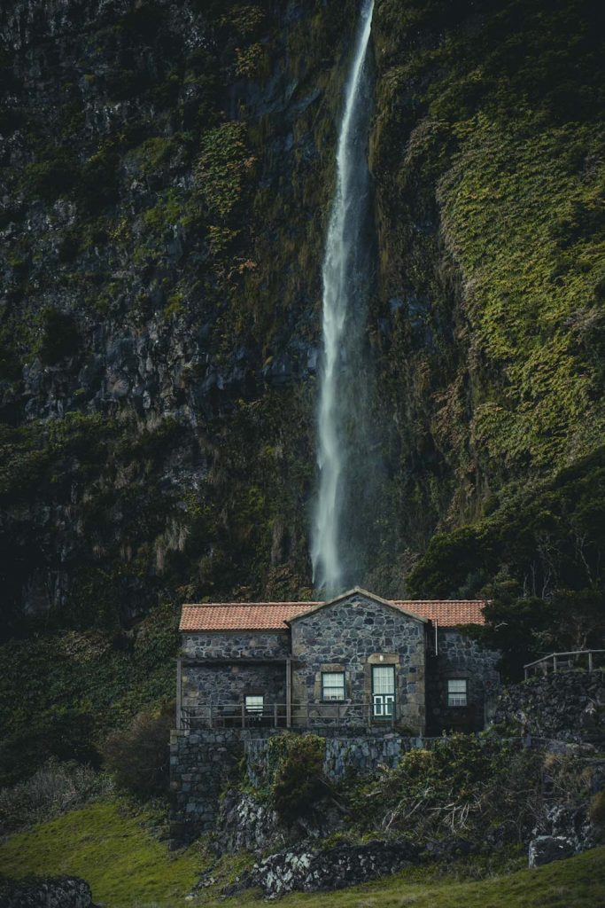 flores azoren huisje waterval