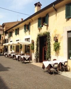 geel dorpje in italie