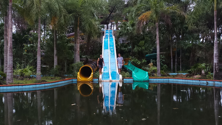 glijbanen verlaten waterpark Hue