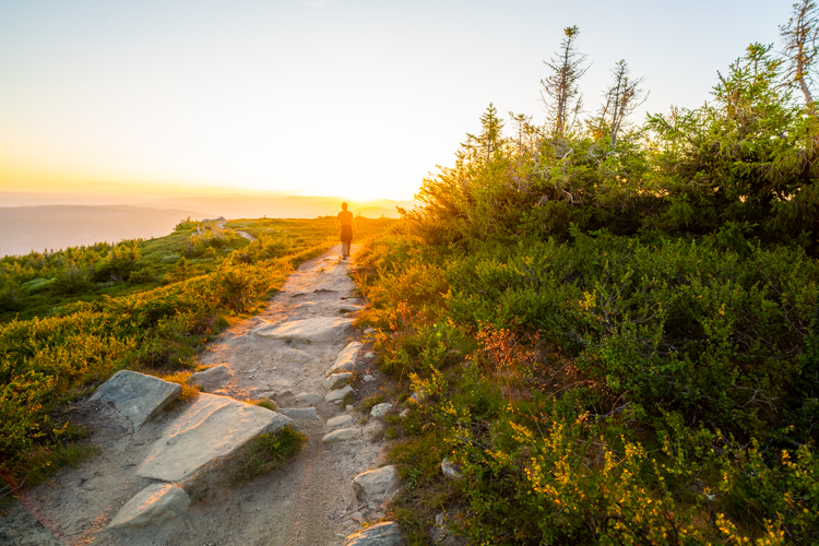 goedkoop-naar-noorwegen-zonsondergang-wandelen