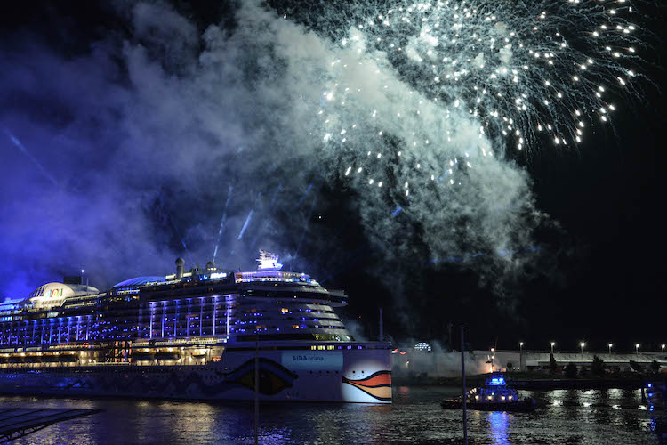 hamburg cruise days fireworks