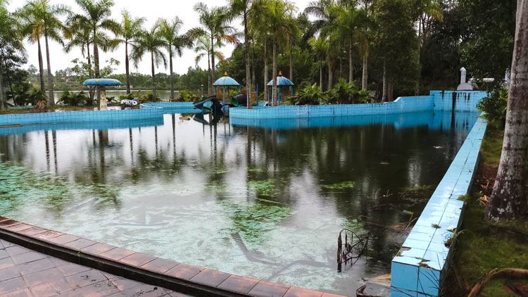 het verlaten waterpark in Hue