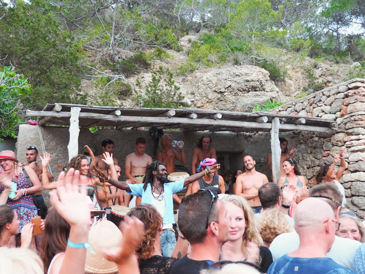 hippie ibiza benirras strand zondag