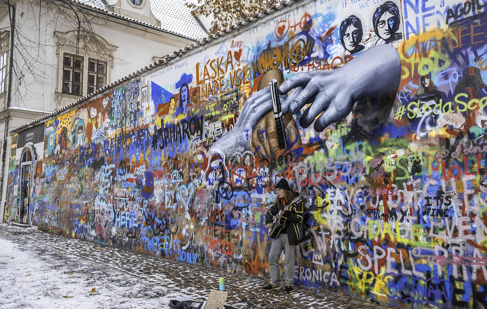 hotspots praag lennon wall winter