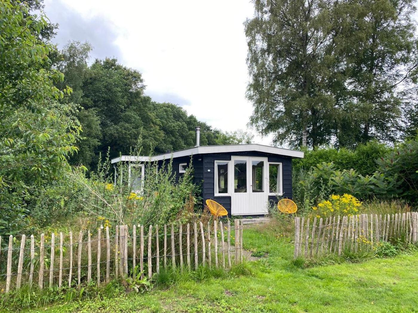 huisje in het bos met open haard