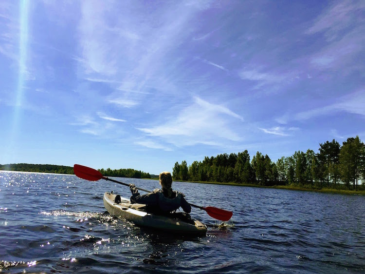 kajakken op meer zomervakantie in lapland