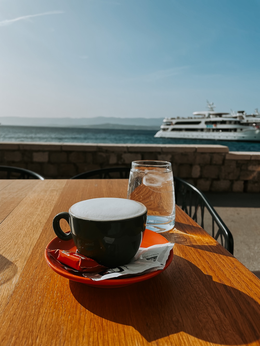 koffie op Brac, bij de veerboot