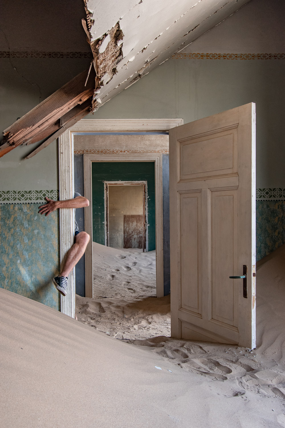 kolmanskop namibie deur armen