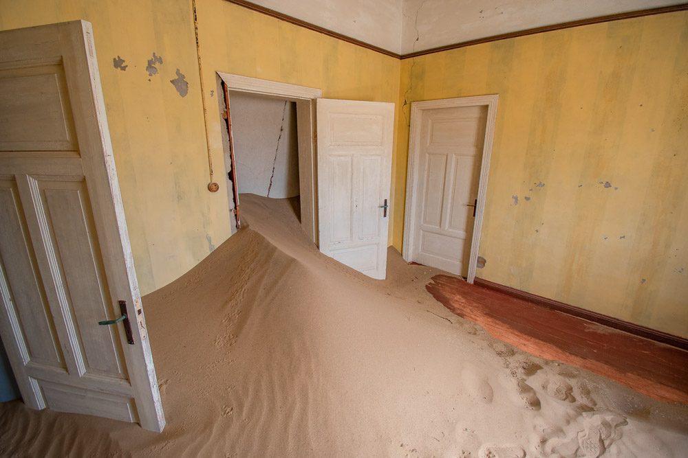 kolmanskop namibie ziekenhuis gele kamer