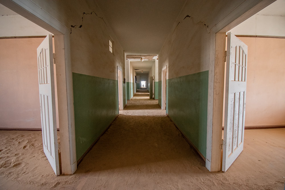 kolmanskop namibie ziekenhuis in spookstad