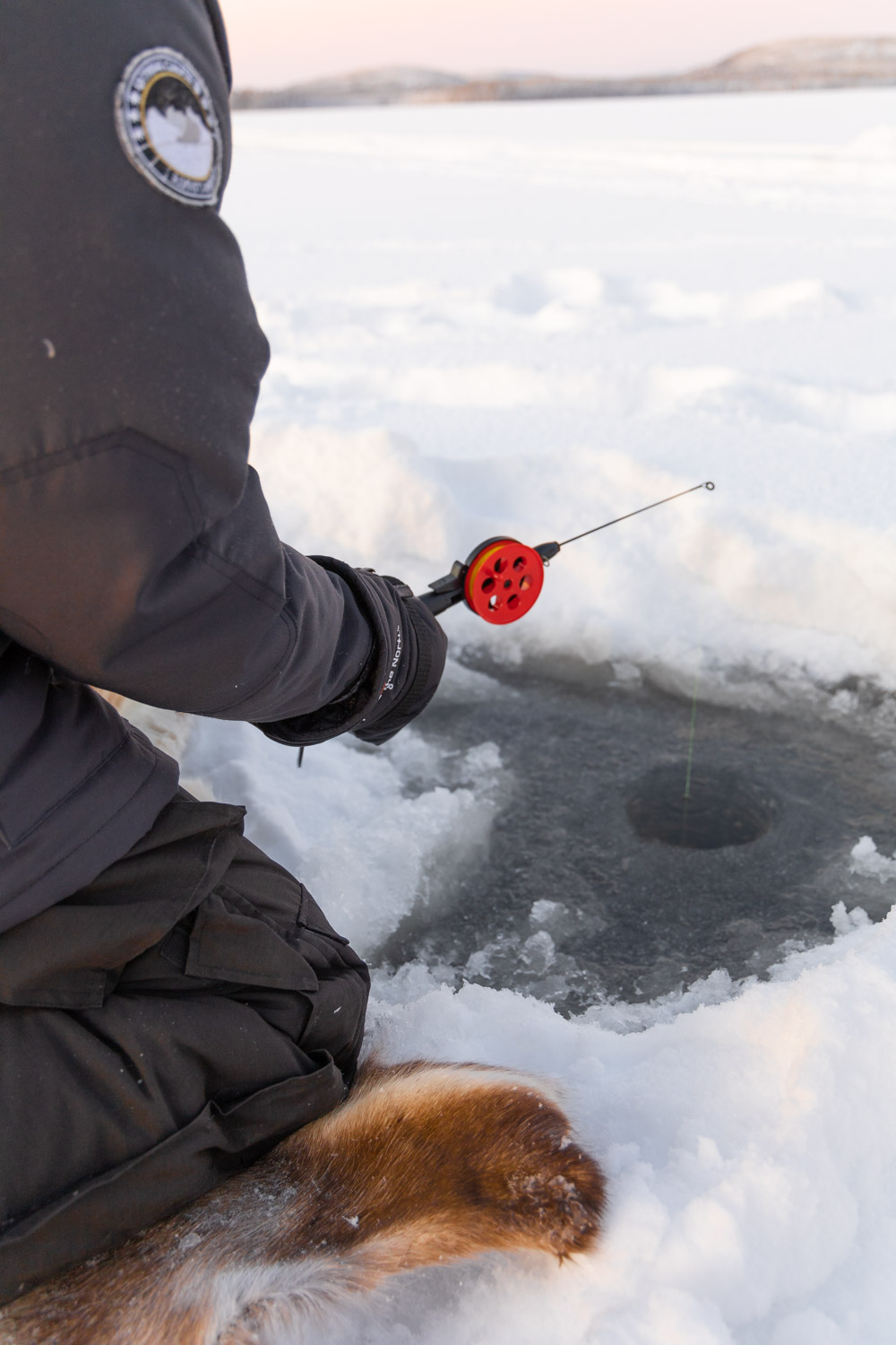 lapland bevroren meer ijsvissen