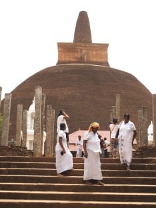 locals-voor-Abhayagiri-stoepa-anuradhapura