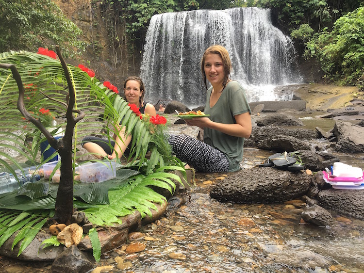 lunchen in de jungle van sumatra