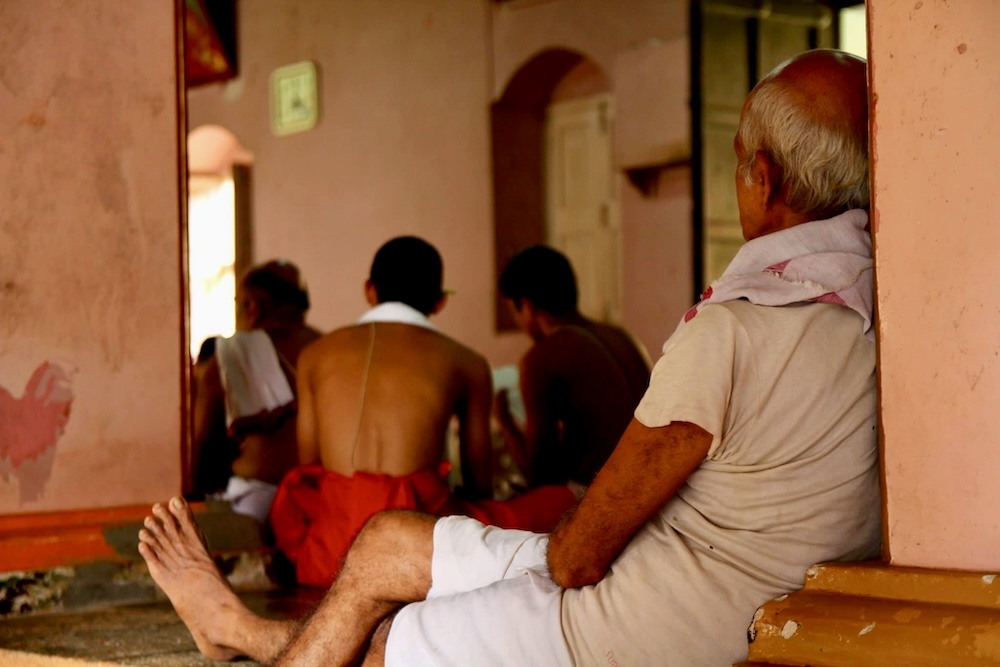 man in tampel, zuid-india