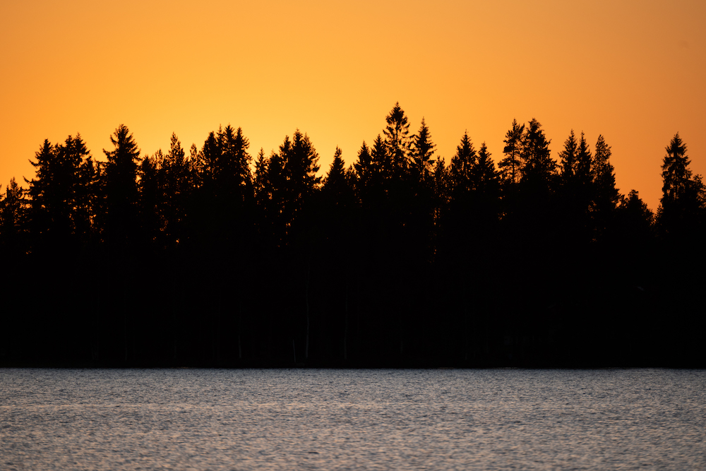 midzomernacht zon lapland in de zomer