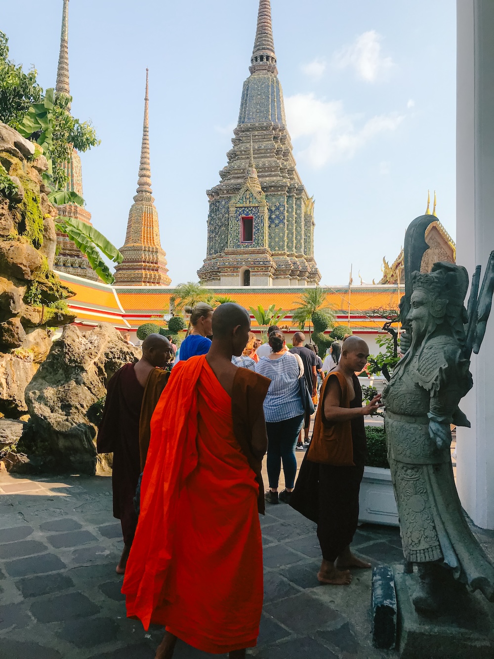 monnik bij tempel, Bangkok