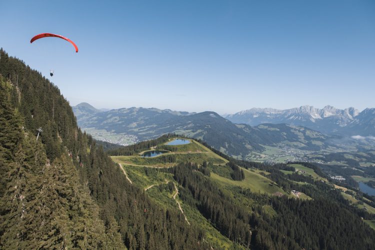 paragliden in oostenrijk van de Hahnenkamm