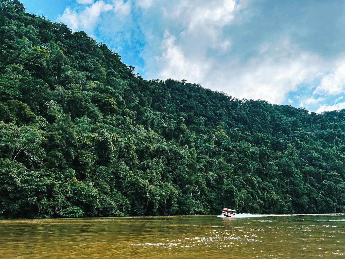 rio dulce livingston guatemala