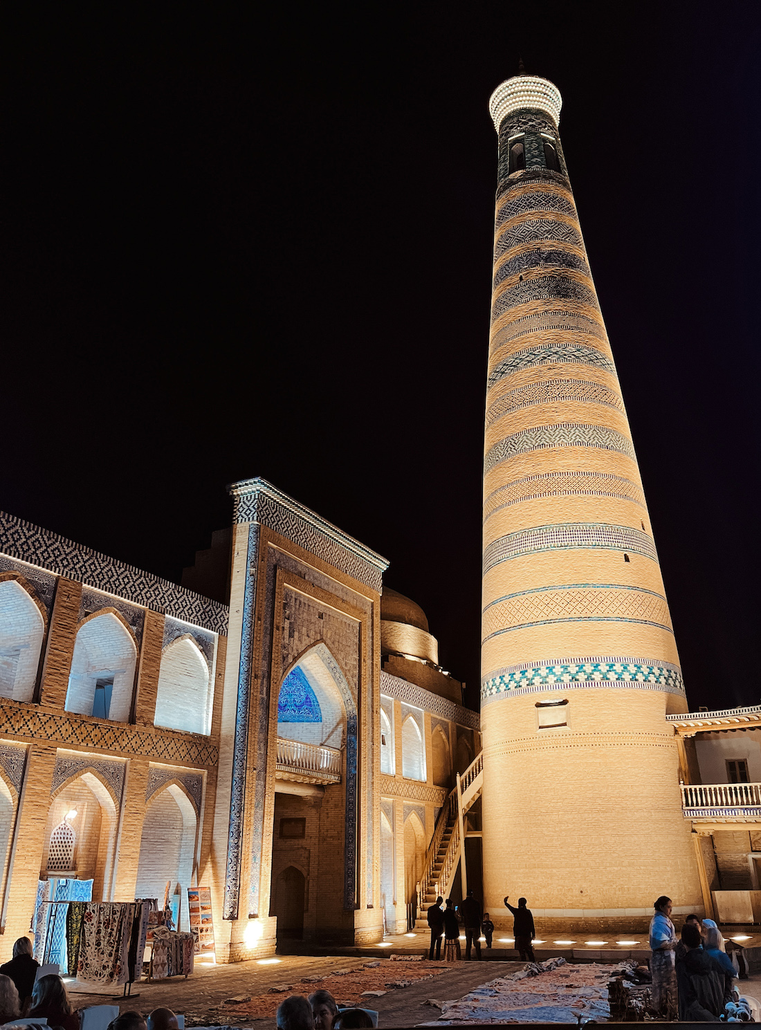 rondreis oezbekistan Khoja Minaret Xiva by night