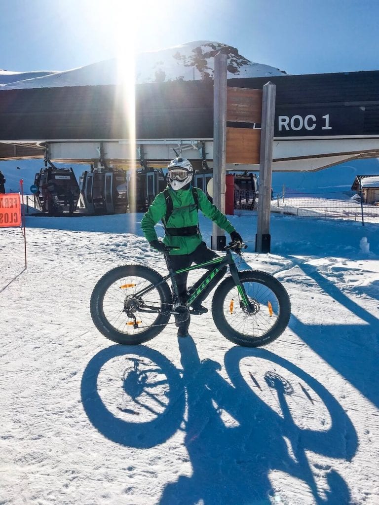 sneeuw in les menuires tijdens fat biken