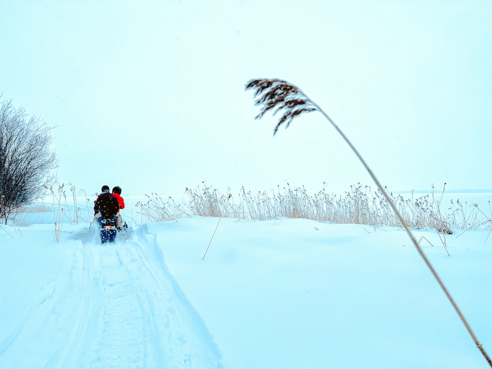 sneeuwscooter in de sneeuw