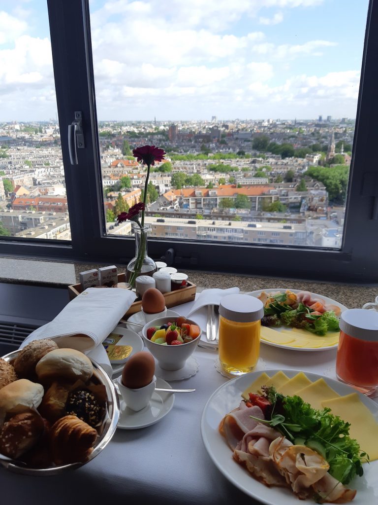 staycation amsterdam ontbijt okura