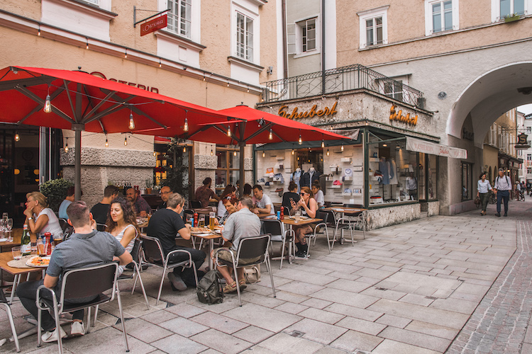 terrasje in salzburg stedentrip