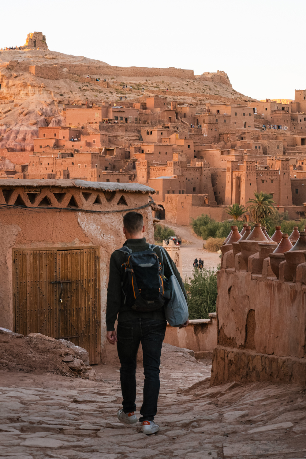 voor zonsondergang op weg naar de top boven de ksar