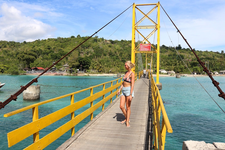 yellow bridge nusa lembongan alleen backpacken indonesie bali