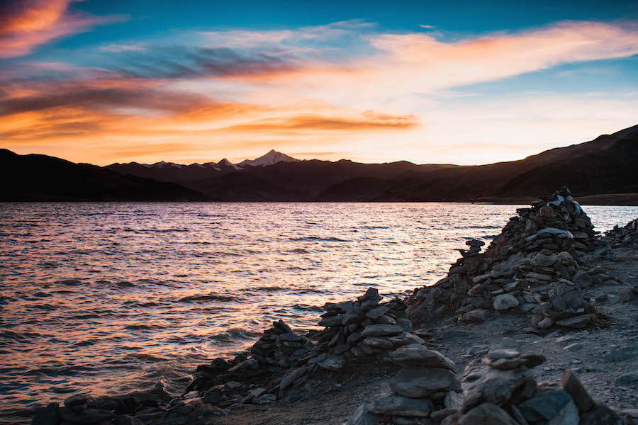 zonsondergang tibet backpacken